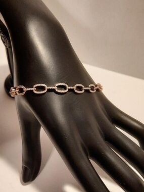 14K Gold Plated Size: 8.5"
Elegant Pavé Oval Link Bracelet